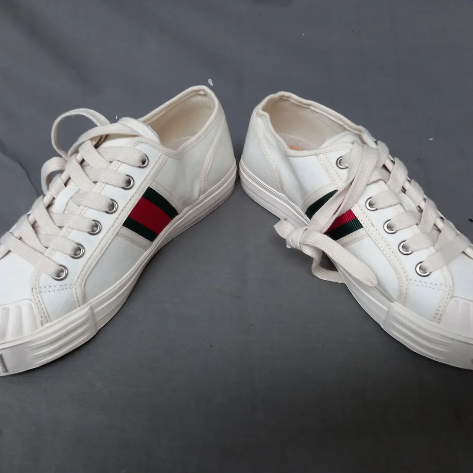 PAIR OF GUCCI SHOES IN CREAM EU SIZE 38