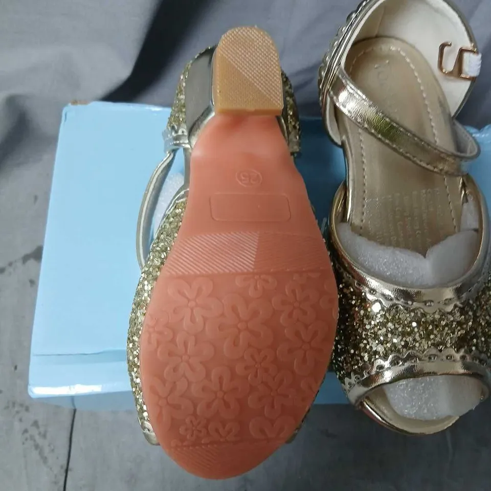 KIDS' GOLD GLITTER SANDALS WITH STRAPS – OPEN TOE, BUCKLE SIZE EU 25