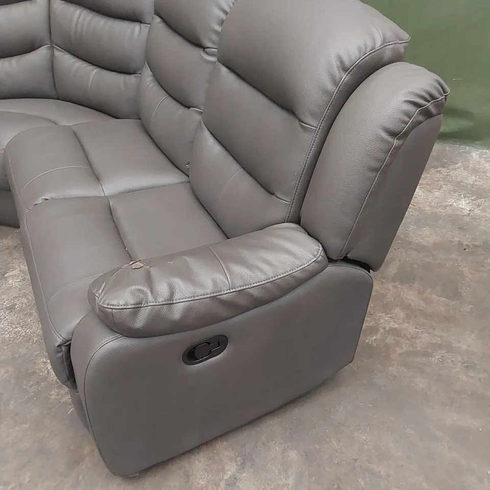 DESIGNER 5 SEATER CURVED LEATHER UPHOLSTERED MANUAL RECLINER SOFA - GREY