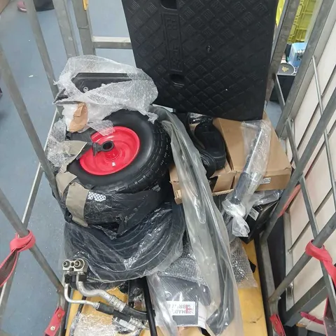 APPROXIMATELY 15 ASSORTED VEHICLE ACCESSORIES TO INCLUDE WING MIRROR, PANELLING, ARM REST ETC 