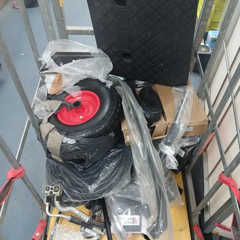 APPROXIMATELY 15 ASSORTED VEHICLE ACCESSORIES TO INCLUDE WING MIRROR, PANELLING, ARM REST ETC 