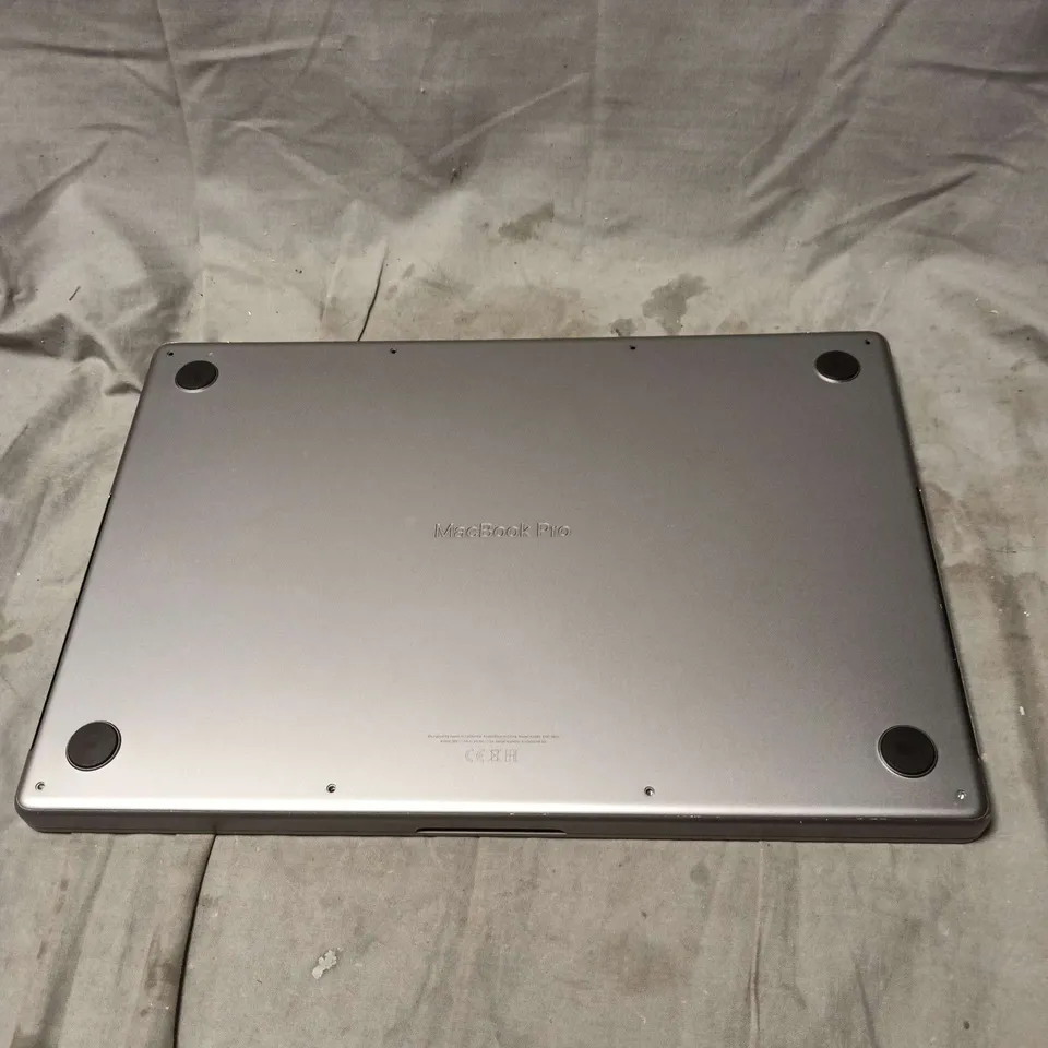 APPLE MACBOOK PRO SILVER