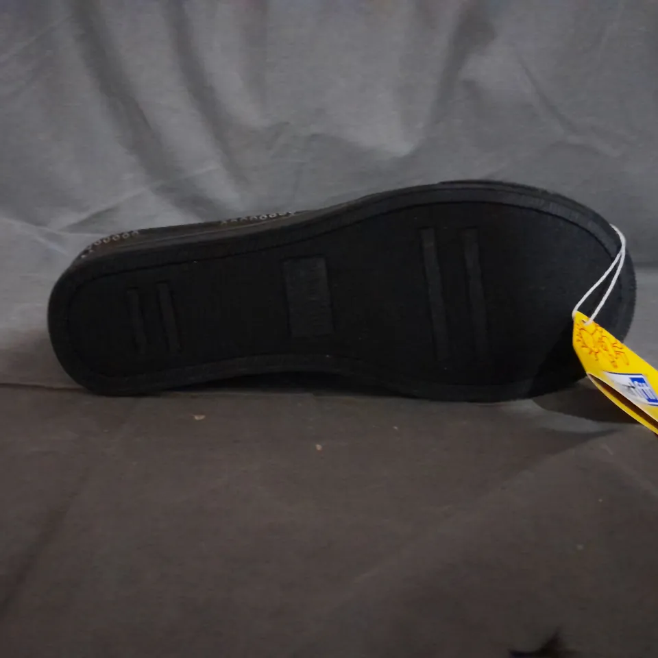 APPROXIMATELY 10 PAIRS OF SMARTFIT KIDS FLAT SLIP ON SHOES IN VARIOUS SIZES TO INCLUDE SIZE 4.5
