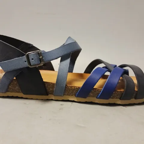 BOXED PAIR OF VAN-DAL OPEN TOE FLAT STRAPPY SANDALS IN BLACK/BLUE EU SIZE 40