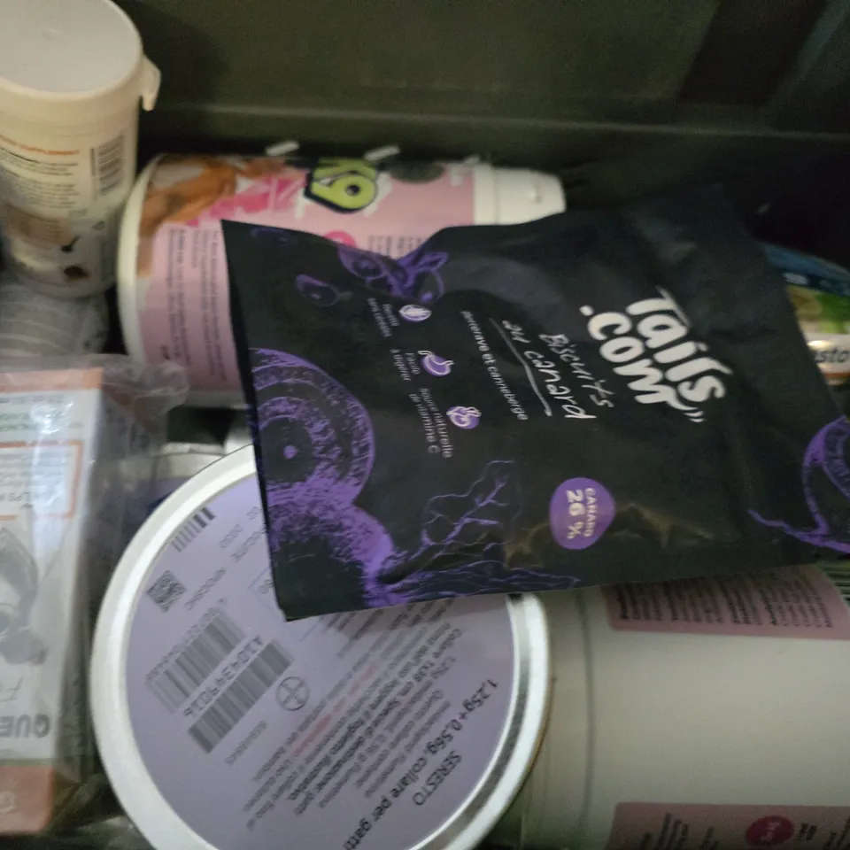 TOTE OF APPROXIMATELY 13 ASSORTED PET ITEMS TO INCLUDE -SERESTO , LAMB KICK STARTER , BUGALUGS PUMPKIN POWDER ETC