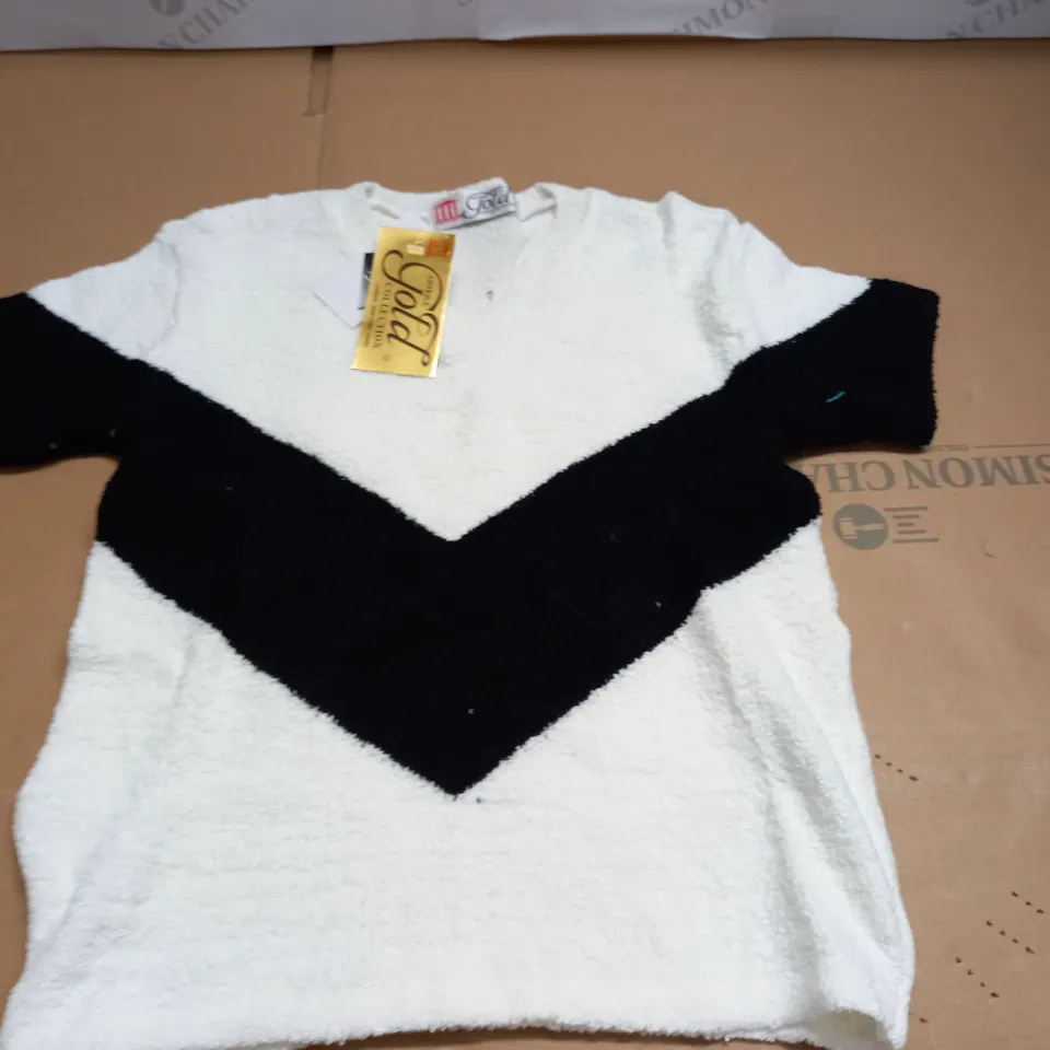 LOT OF APPROXIMATELY 30 CHEVRON KNITTED JUMPERS - SIZE UNSPECIFIED