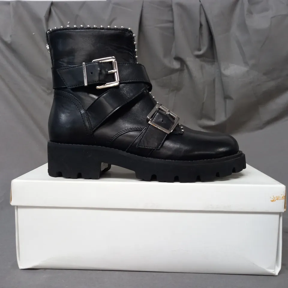 BOXED PAIR OF STEVE MADDEN HOOFY LEATHER ANKLE BOOTS IN BLACK EU SIZE 36