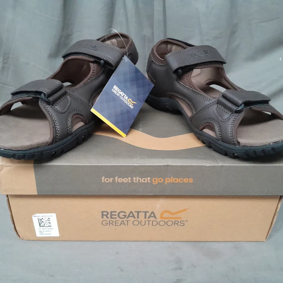 BOXED PAIR OF REGATTA OPEN TOE SANDALS IN BROWN UK SIZE 9
