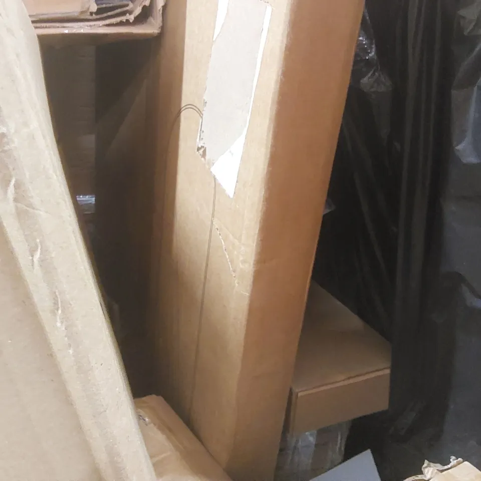 PALLET CONTAINING ASSORTED ITEMS TO INCLUDE: SPONGE MOP, TOILET SEAT, MIRROR, SNOW WREATH, BED ASSIST RAIL, RUG ECT