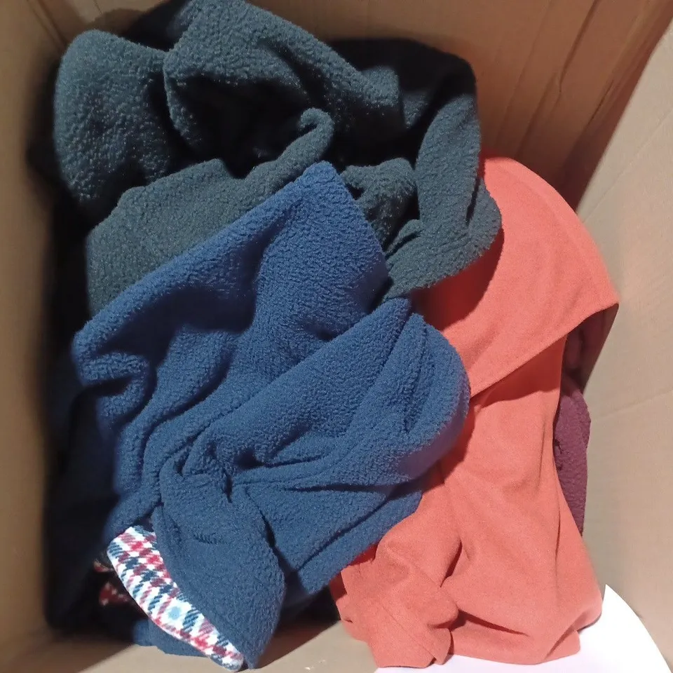 BOX OF APPROX 30 ASSORTED CLOTHING ITEMS TO INCLUDE D&CO - HELENE BERMAN - ETC