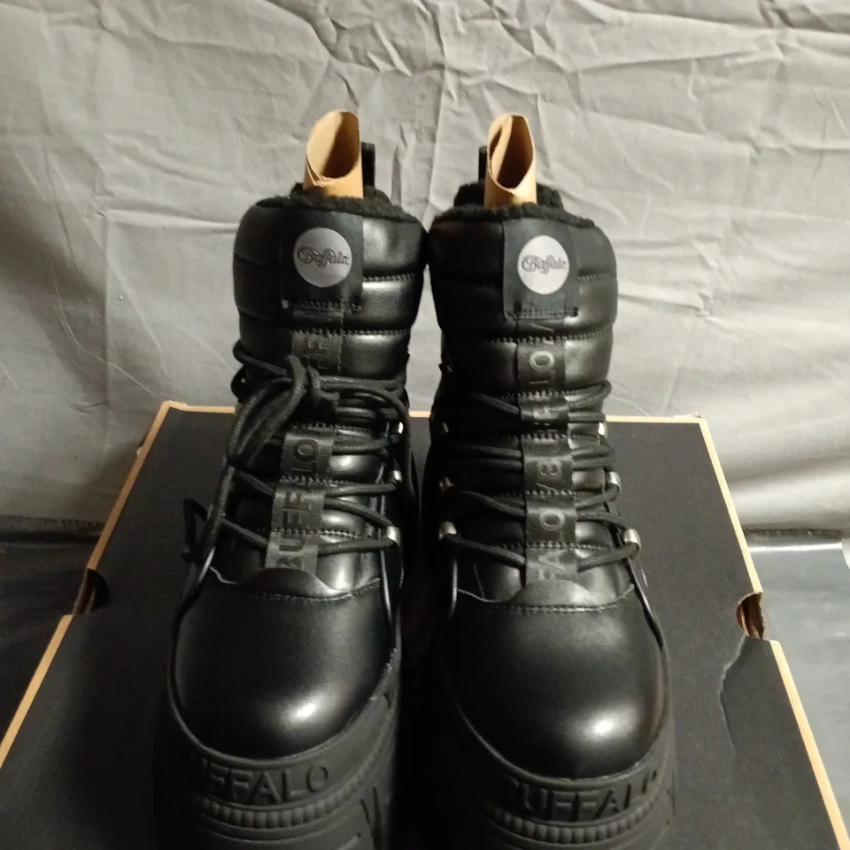 BOXED PAIR OF BUFFALO BLACK PLATFORM BOOTS - UK SIZE 6