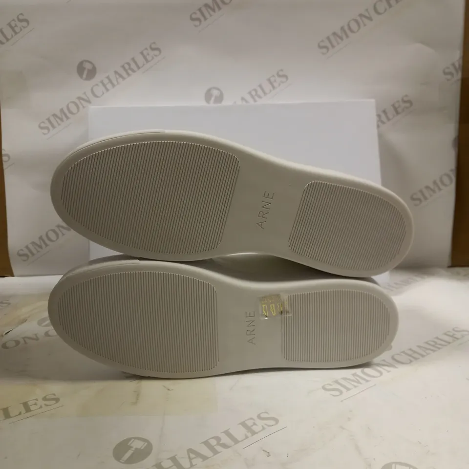 ARNE LOW TRAINERS WHITE PERFERATED TOE DETAIL, UK SIZE 7