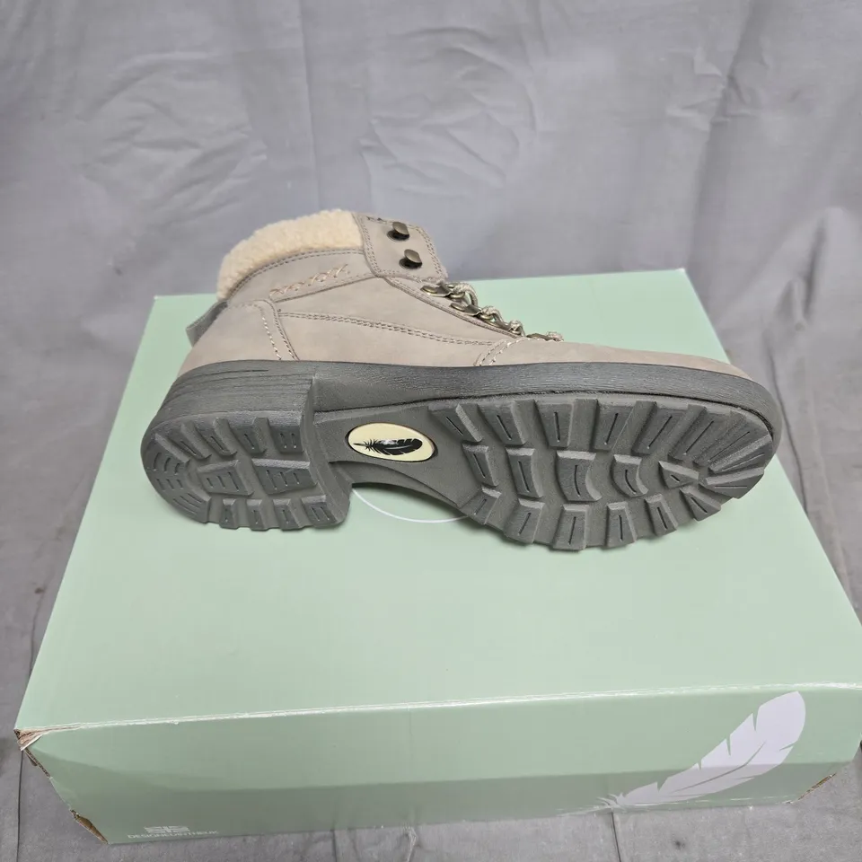 FREE SPIRIT BEIGE HIKING BOOTS WITH SHEARLING LINING – PAIR, UNBRANDED SIZE 6