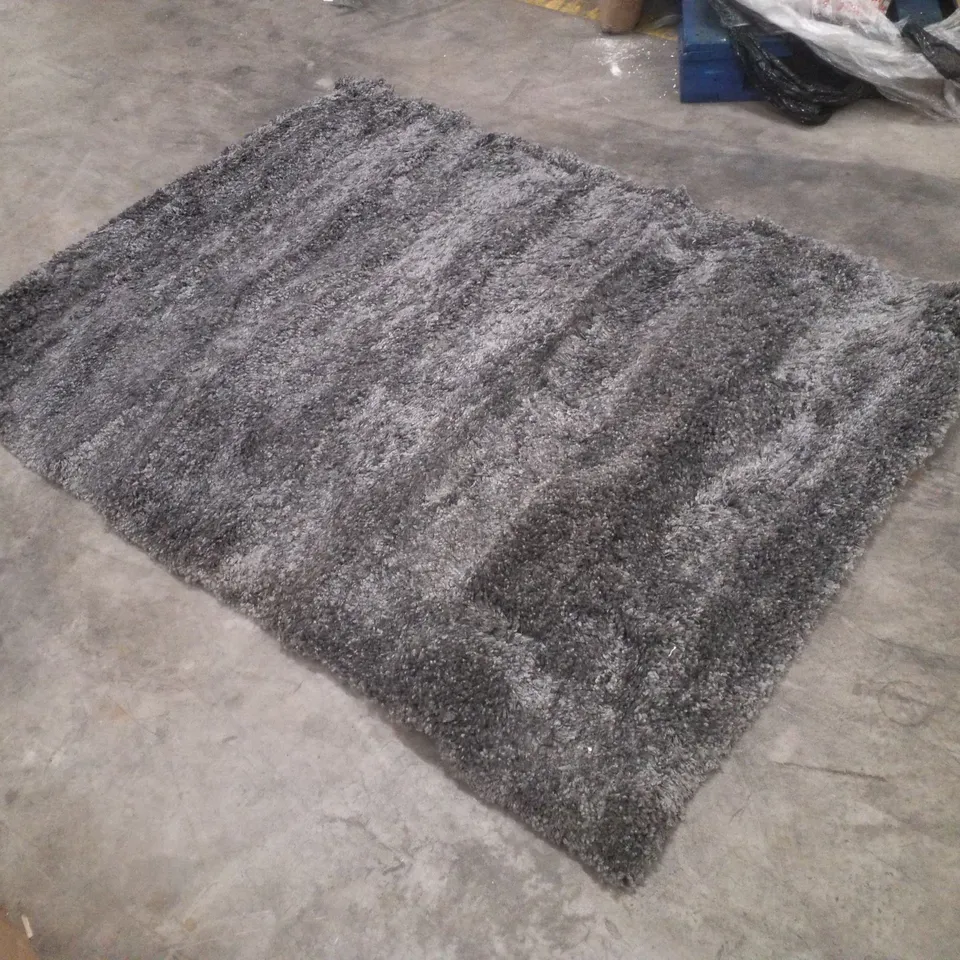 QUALITY DESIGNER AREA RUG APPROXIMATELY 140×200CM