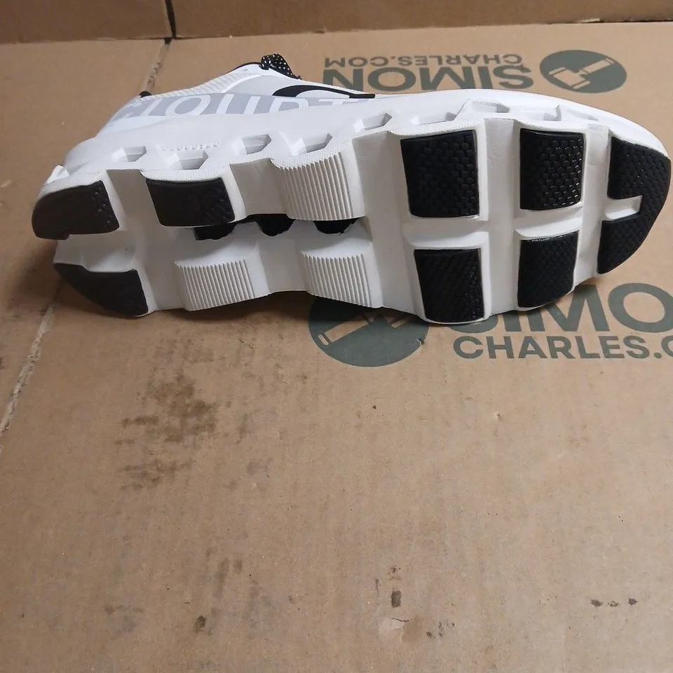 ON RUNNING WHITE TRAINERS WITH BLACK SPECKLED LACES – BOXED UK SIZE 9