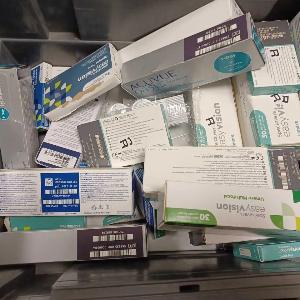 BOX OF APPROX 20 ASSORTED EYE CARE ITEMS TO INCLUDE - EVERCLEAR ELITE 30 CONTACTS LENSES - SPECSAVERS EASY VISION - EVERCLEAR REFRESH ECT