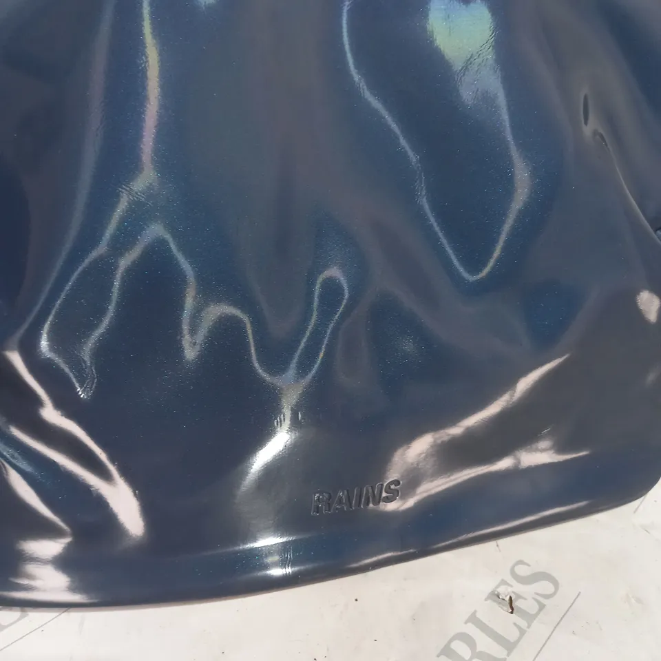 RAINS HILO BLUE WASH BAG