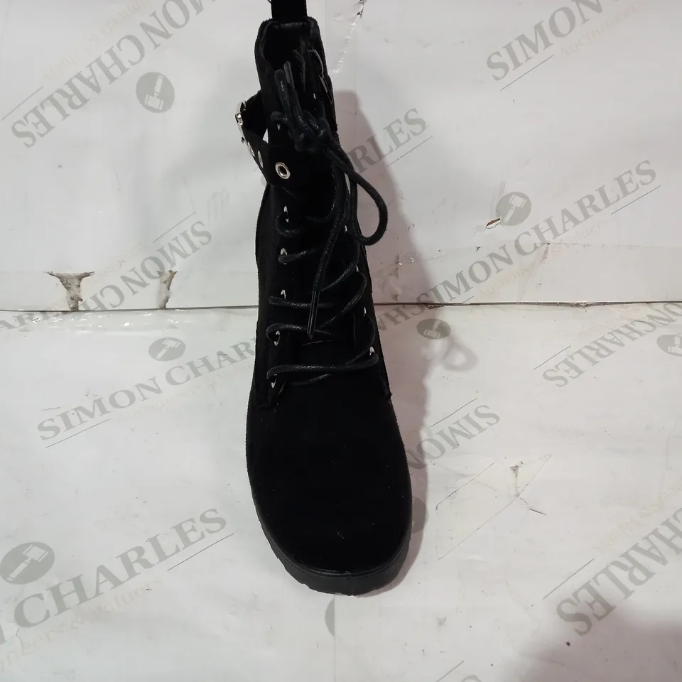 BOXED PAIR OF DESIGNER ANKLE BOOTS IN BLACK UK SIZE 6