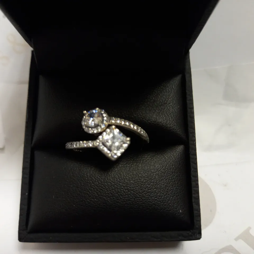 SILVER EFFECT OVERLAPPING SPARKLE STONE RING