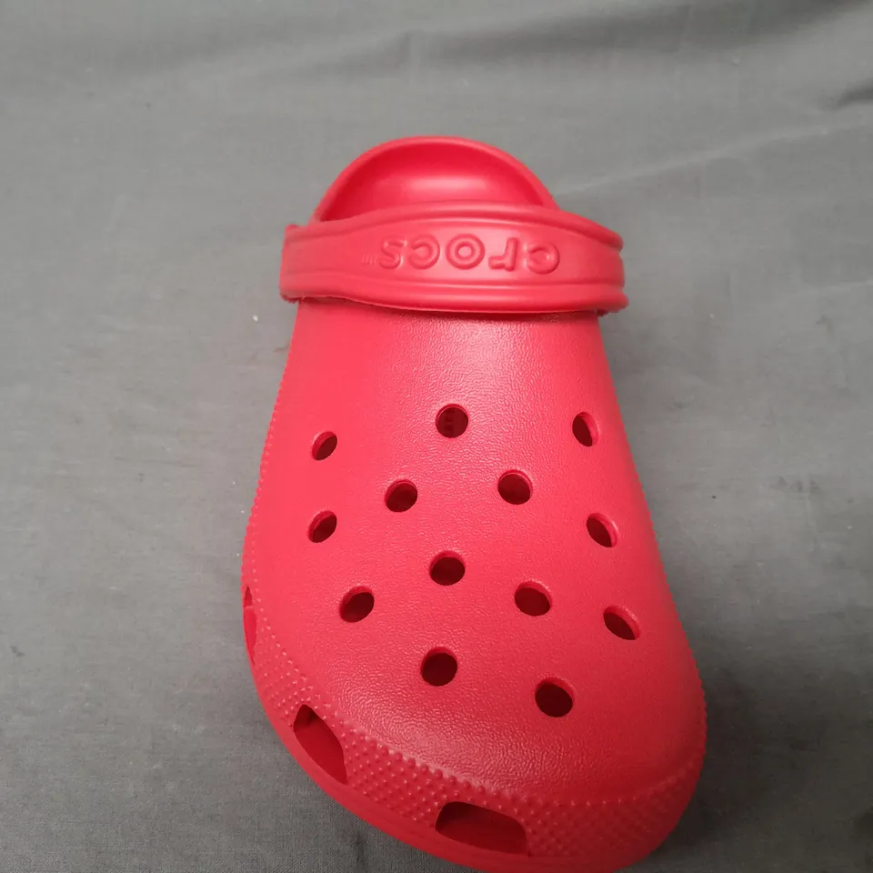 PAIR OF CROCS CLASSICS IN RED UK SIZE M6/W7