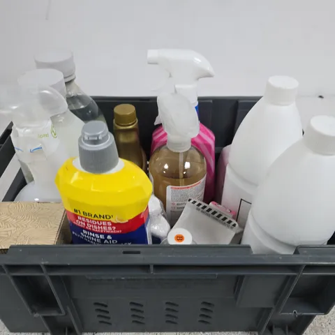 APPROX 10 ASSORTED LIQUIDS TO INCLUDE SURFACE CLEANER , FINISH AND FABULOSA