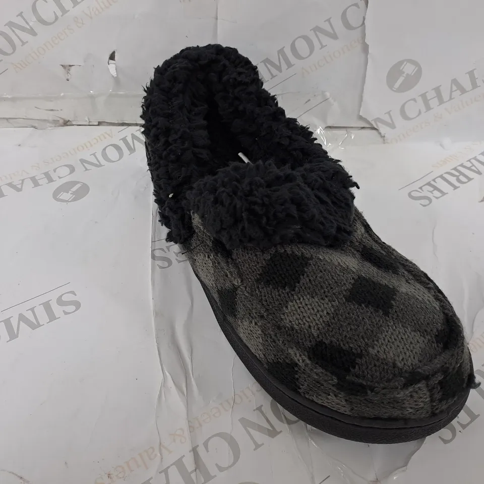 PAIR OF MUK LUKS ANAIS SLIPPERS IN BLACK/GREY CHECK - SIZE 9