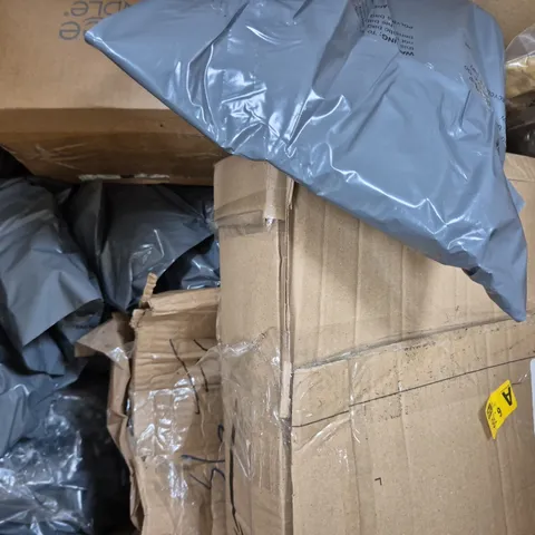 BOX OF APPROXIMATELY 10 ASSORTED HOUSEHOLD ITEMS TO INCLUDE YANKEE CANDLE, ETC - COLLECTION ONLY