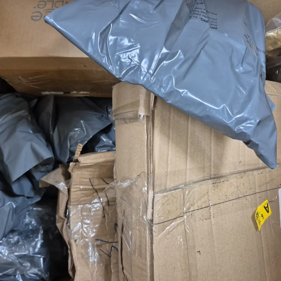BOX OF APPROXIMATELY 10 ASSORTED HOUSEHOLD ITEMS TO INCLUDE YANKEE CANDLE, ETC - COLLECTION ONLY