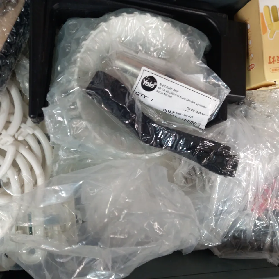 LOT OF APPROXIMATELY 10 ASSORTED HOUSEHOLD ITEMS TO INCLUDE TOE WARMER INSOLES, EGG TIMER, ETC