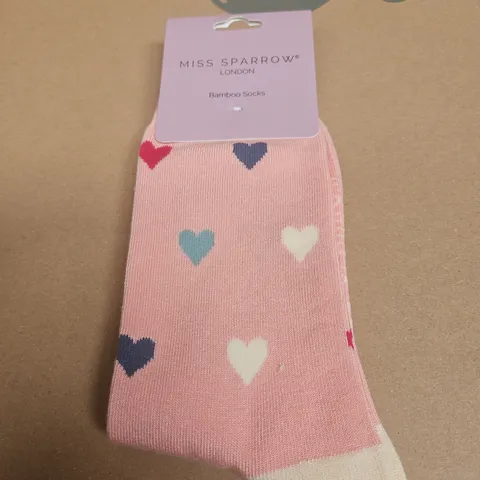 MISS SPARROW LONDON BAMBOO SOCKS – PINK HEART PATTERN, ONE SIZE (UK 3-7 / EU 36-41)