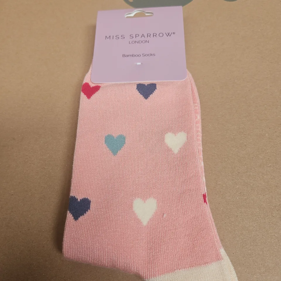 MISS SPARROW LONDON BAMBOO SOCKS – PINK HEART PATTERN, ONE SIZE (UK 3-7 / EU 36-41)