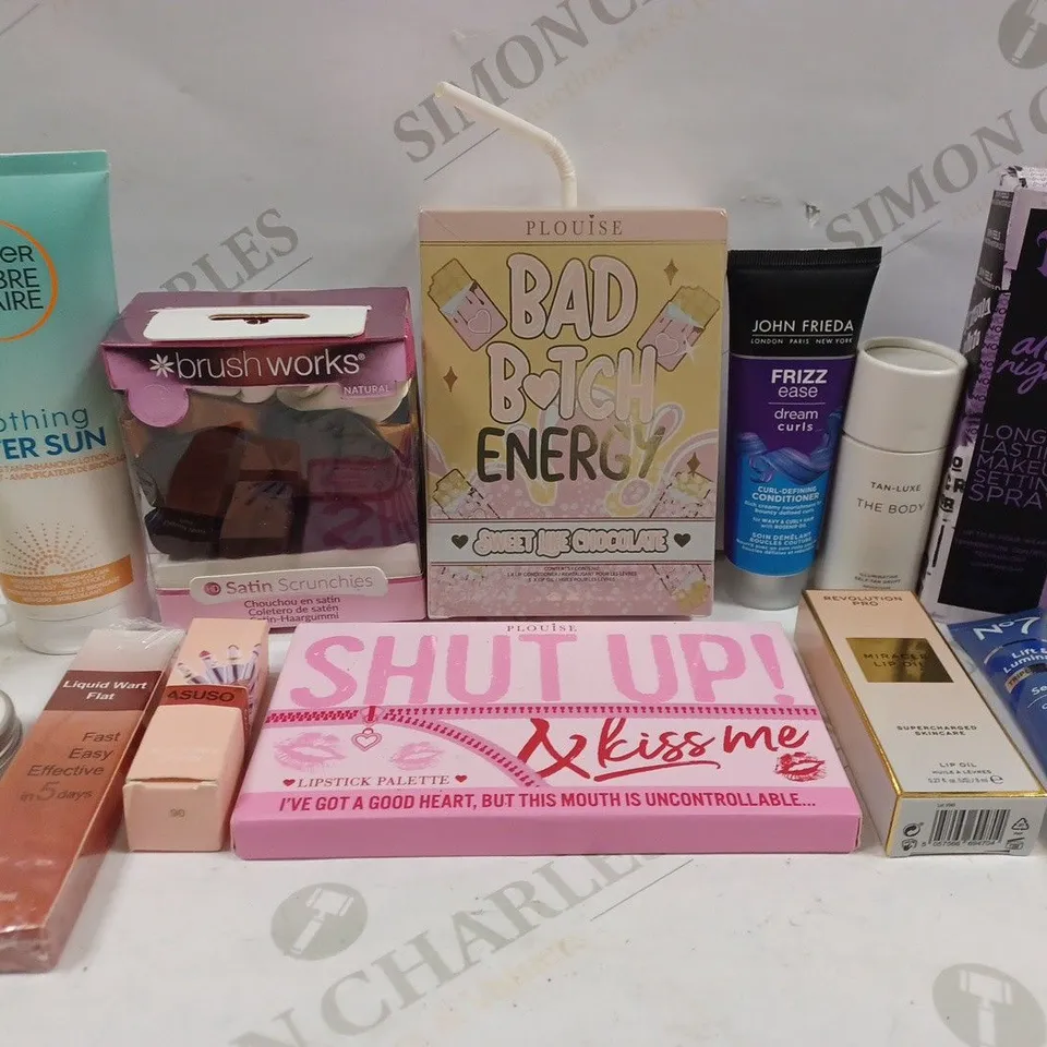 BOX OF APPROX 10 ASSORTED BEAUTY PRODUCTS TO INCLUDE PLOUISE BAD B*TCH ENERGY LIP OIL, PLOUISE SHUT UP AND KISS ME LIPSTICK PALETTE, URBAN DECAY ALL NIGHTER SETTING SPRAY, ETC 
