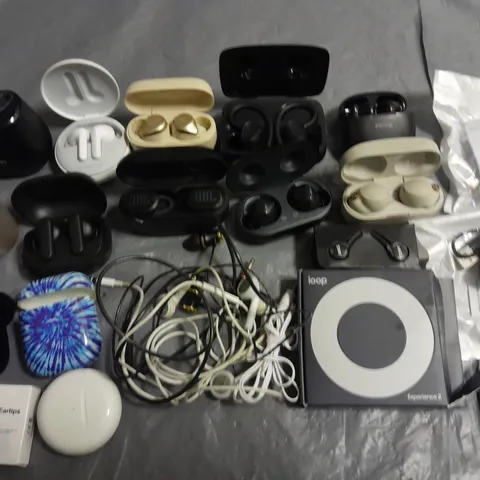 LOT OF APPROXIMTELY 20 ASSORTED AUDIO ITEMS TO INCLUDE SAMSUNG, JBL, SKULL CANDY AND JABRA