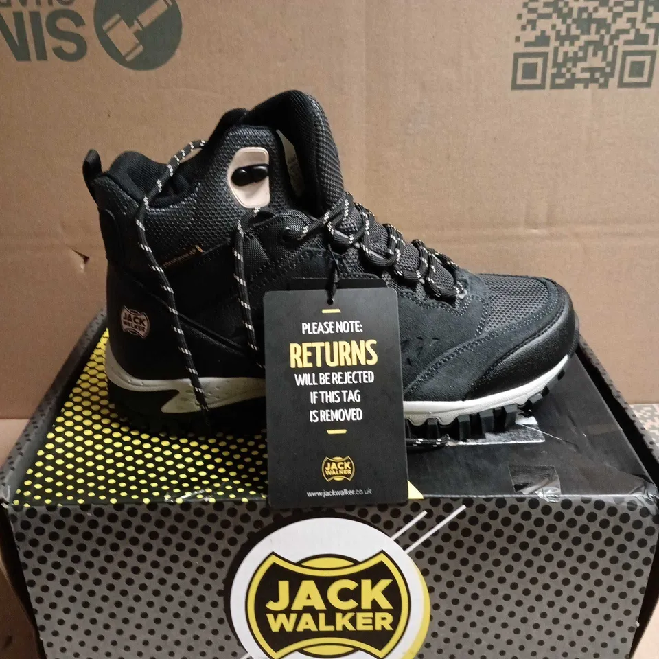 BOXED PAIR OF JACK WALKER MEN'S HIKING BOOTS BLACK – UK 7 