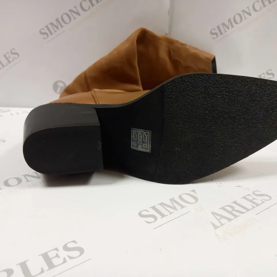 PAIR OF KNEE-HIGH BOOTS UK SIZE 4