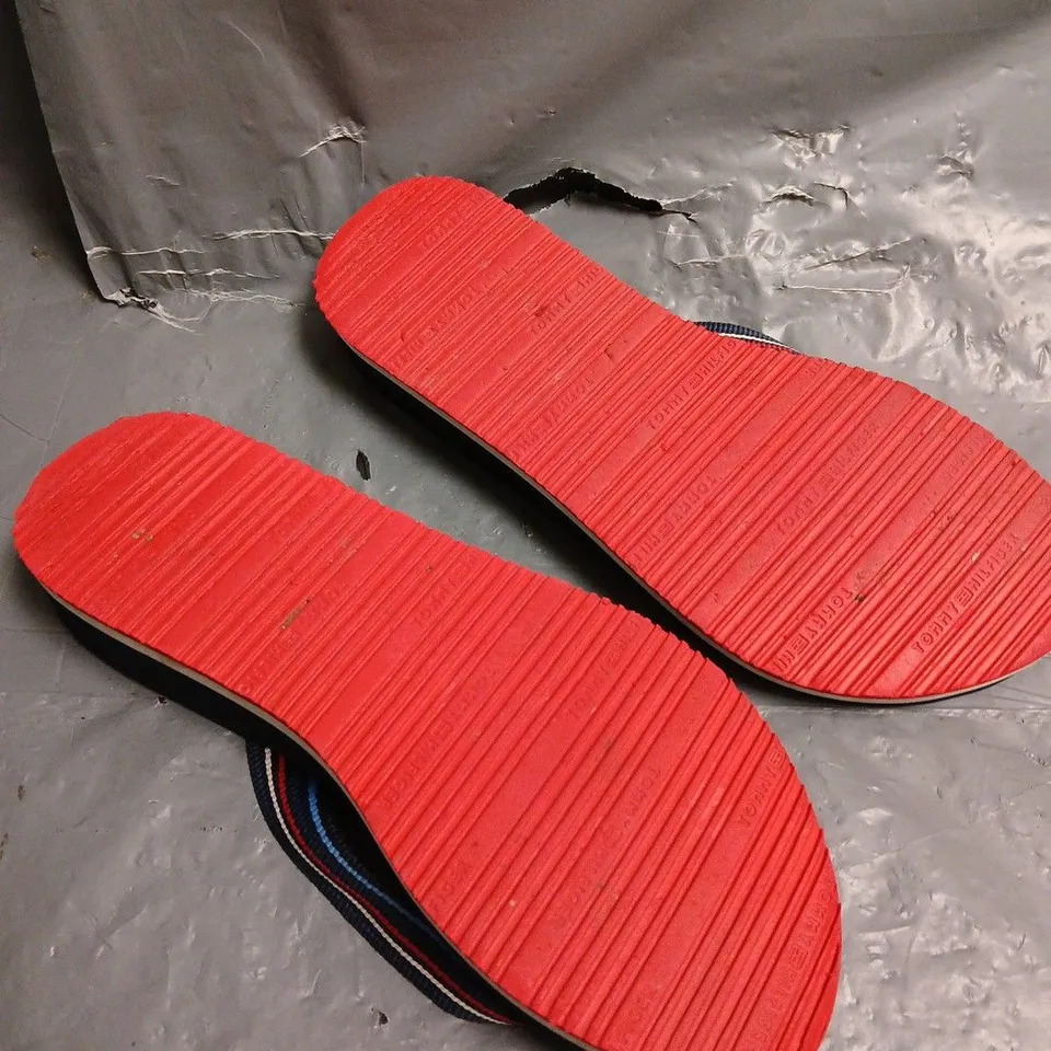 PAIR OF TOMMY HILFIGER SLIP ON SANDALS - SIZE UNSPECIFIED 