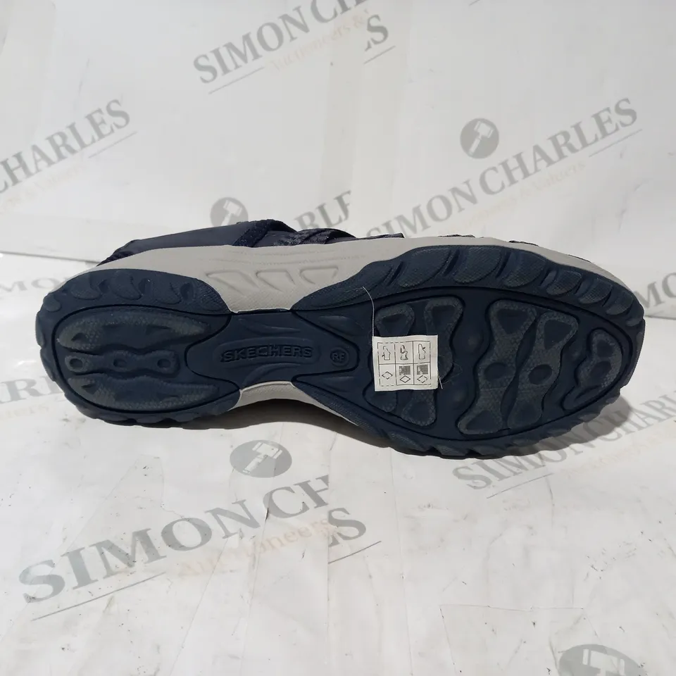 BOXED PAIR OF SKECHERS REGGAE FEST 2.0 FISHERMAN SHOES IN NAVY UK SIZE 4