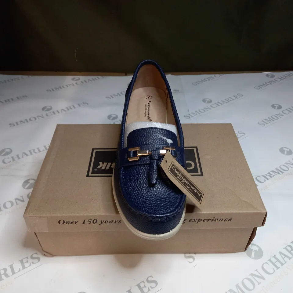 BOXED CUSHION WALK NAVY BLUE LOAFERS SIZE 7