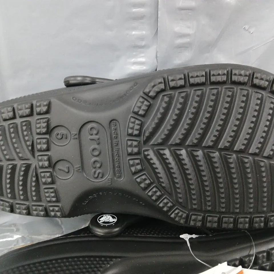CROCS CLASSIC IN BLACK - M5/W7