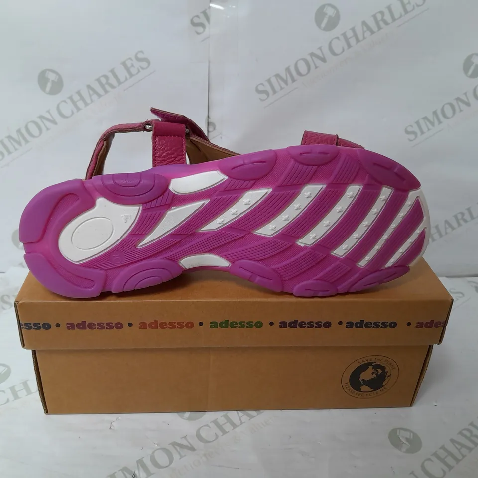 ADESSO LEATHER STRAP RUBBER SOLE WALKING SANDAL IN PINK SIZE 7 