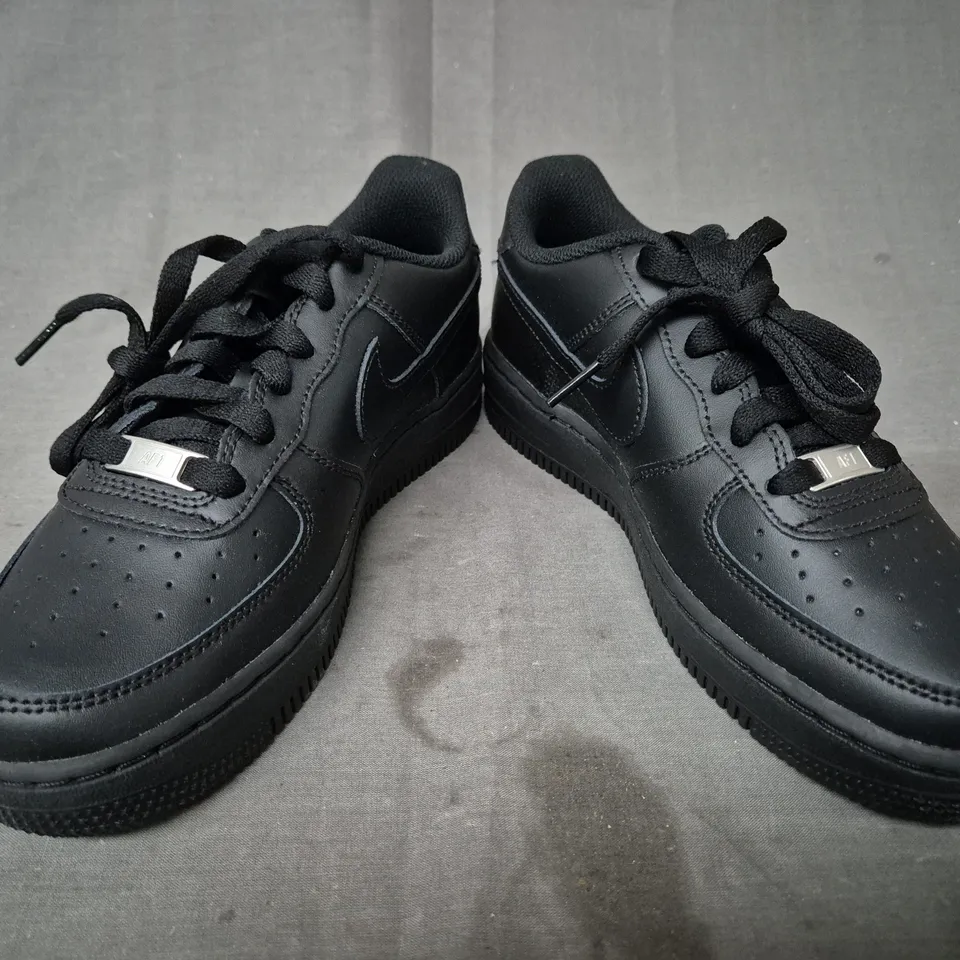 BOXED PAIR OF NIKE AIR FORCE 1 SHOES IN BLACK UK SIZE 4.5