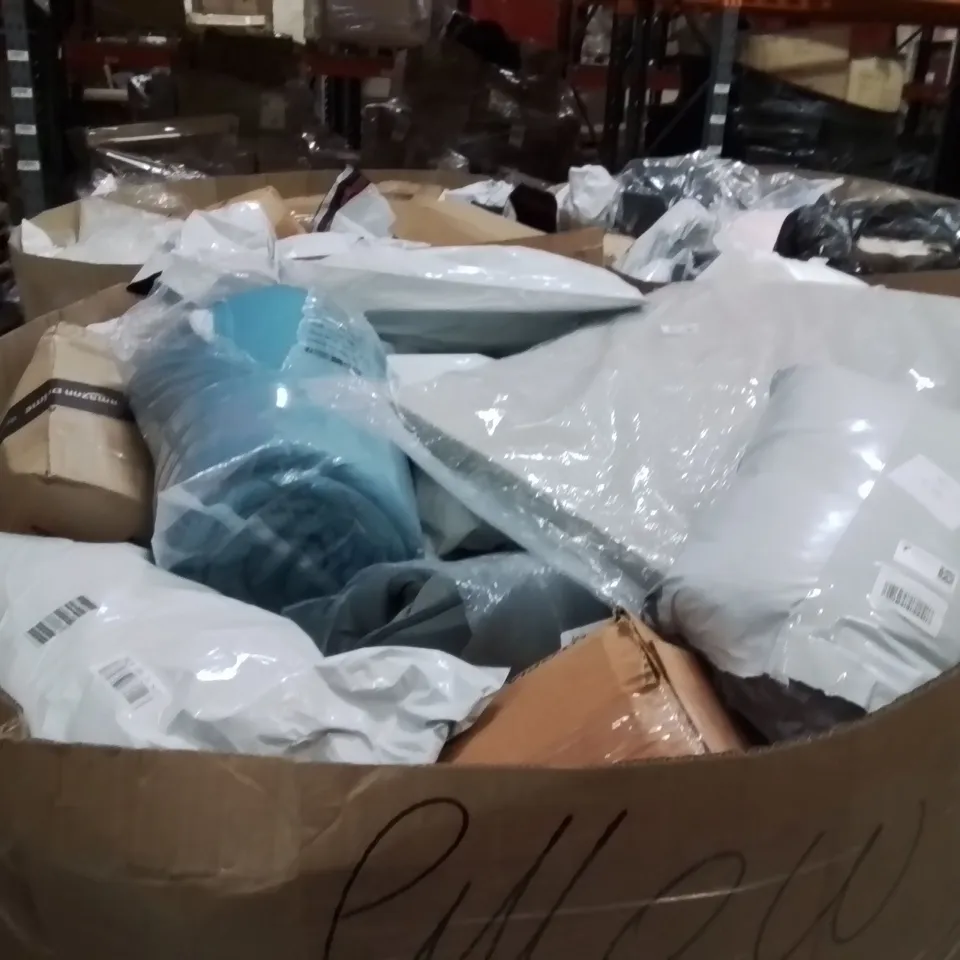 PALLET CONTAINING A LARGE QUANTITY OF PILLOWS 