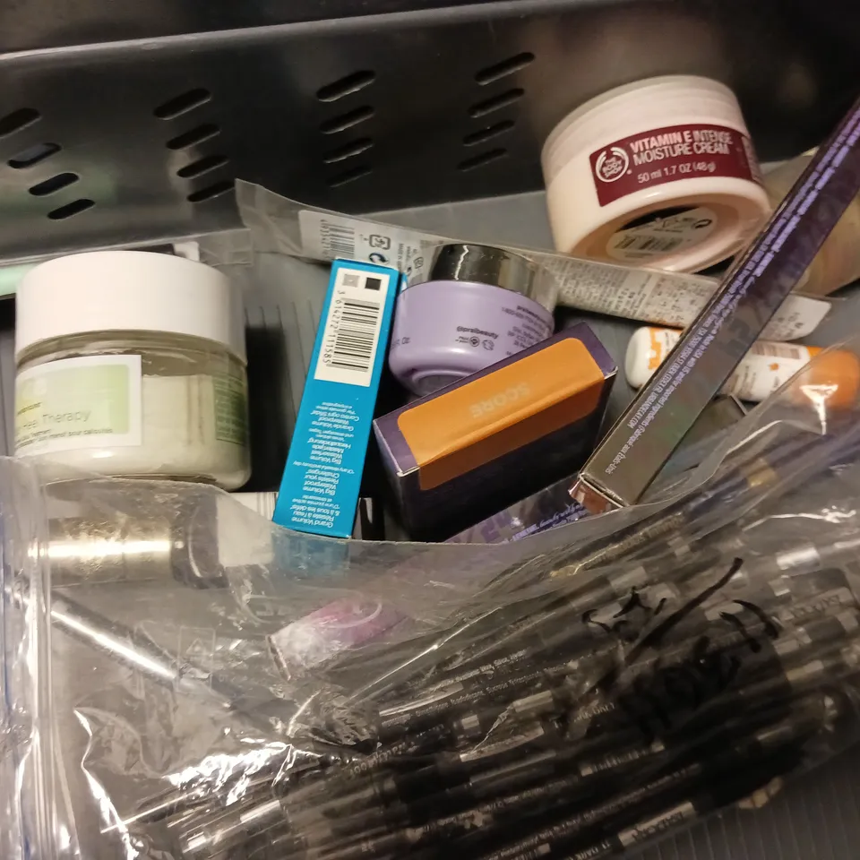 APPROXIMATELY 20 ASSORTED HEALTH AND BEAUTY PRODUCTS TO INCLUDE ROC PRO-CORRECT ANTI-WRINKLE REJUVENATING CREAM, URBAN DECAY NAKED SKIN GLOW CUSHION COMPACT REFILL, TIGI BED HEAD HARD TO GET TEXTURISI