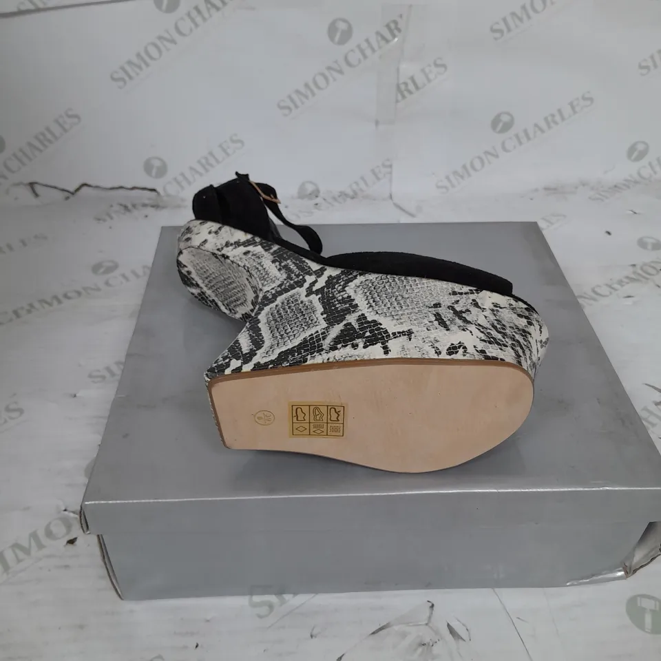 BOXED PAIR OF CASANDRA PLATFORM STRAP SHOE IN BLACK SNAKESKIN SIZE 6