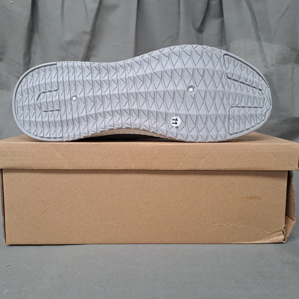 BOXED PAIR OF BXT YOGO FOAM CASUALS KNIT SHOES IN GREY SIZE 11