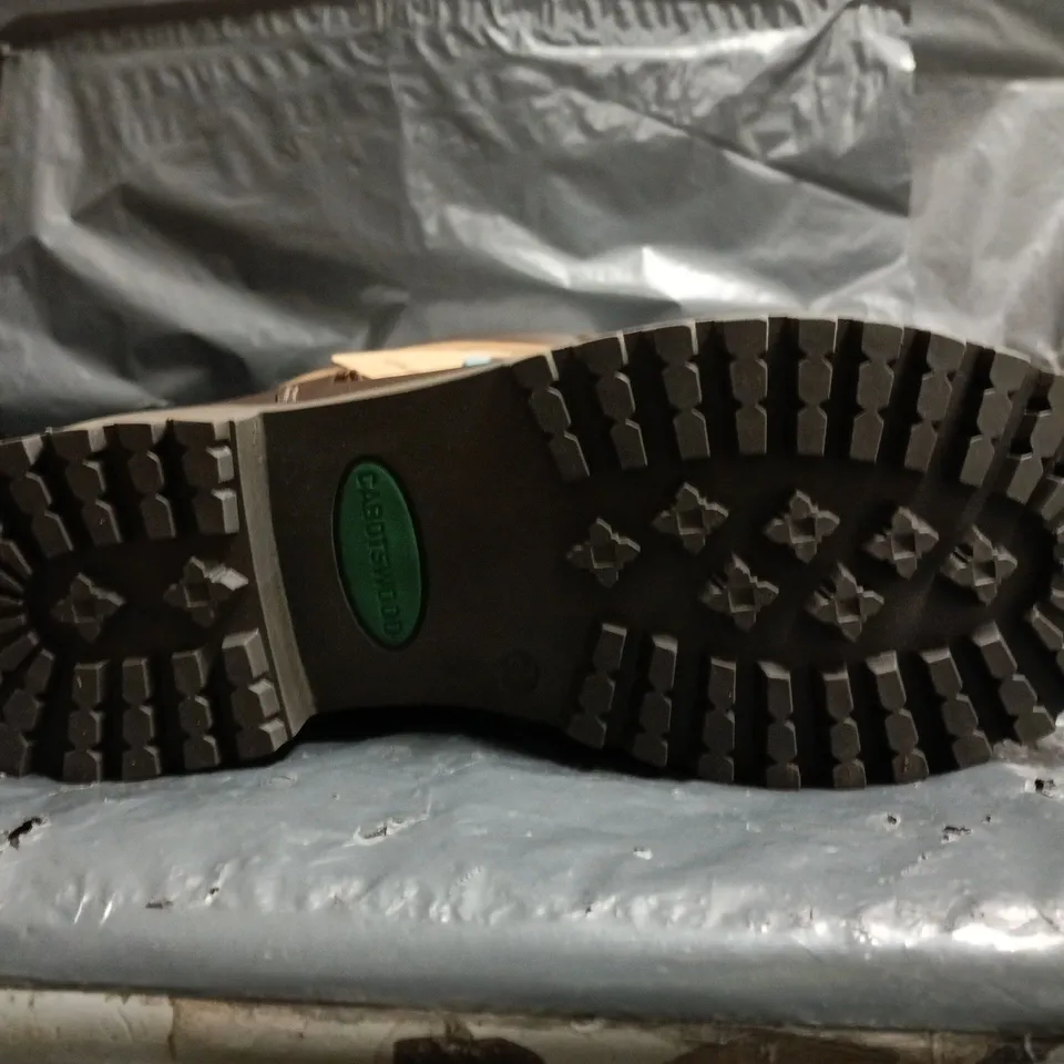 BOXED PAIR OF CABOTSWOOD AMBERLEY 2 COUNTRY BOOTS IN OAK/BISON SIZE EU 39