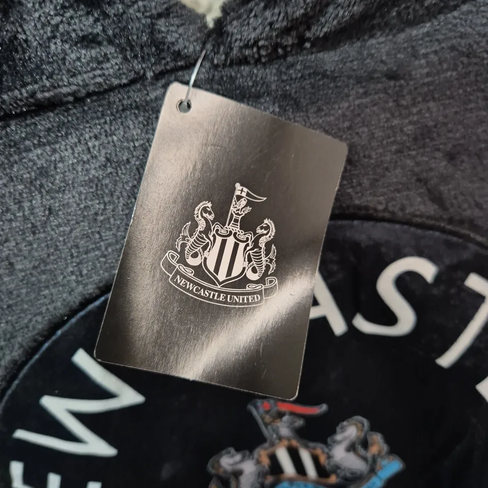 NEWCASTLE UNITED OVERSIZED HOODIE – BLACK, ONE SIZE (MEN)