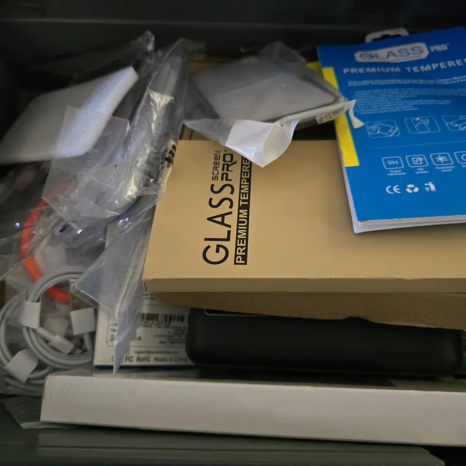 APPROXIMATELY 15 ASSORTED ITEMS TO INCLUDE - PHONE CASES , TEMPERED GLASS SCREEN PROTECTOR , UGREEN USB-C TO HDMI ADAPTER ETC