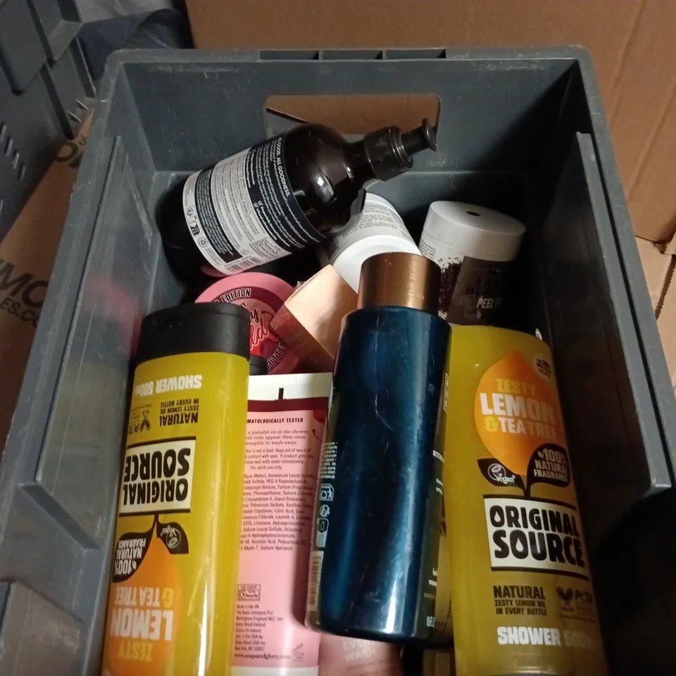 APPROXIMATELY 20 ASSORTED COSMETIC ITEMS INCLUDING HAWAIIAN BLACK SALT PEEL PADS , ORIGINAL SOURCE SHOWER GEL SOAP & GLORY BODY WASH 