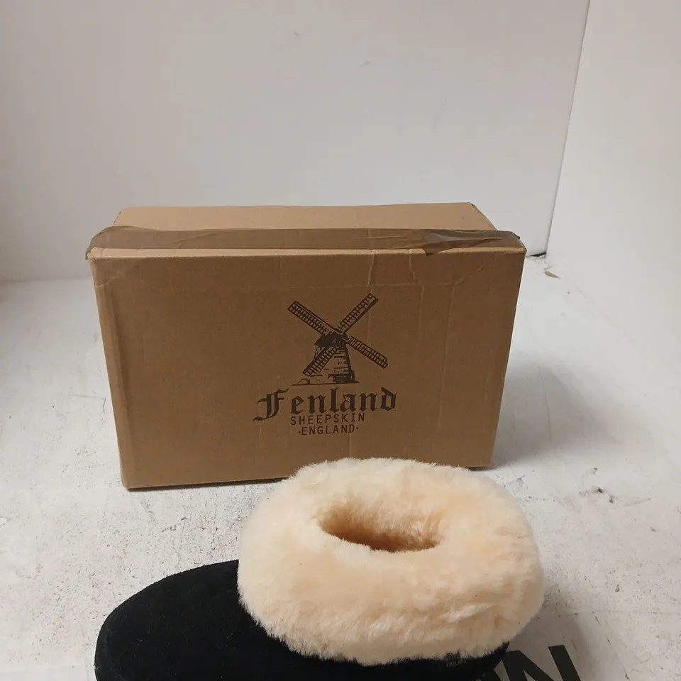 FENLAND SHEEPSKIN LADIES' SLIPPERS (UK 3/4) – BLACK WITH CREAM FUR